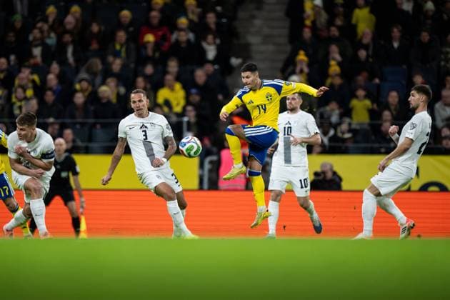 251118 Jaka Bijol, Jure Balkovec, Timi Elsnik and Adam Gnezda Cerin of Slovenia against Roony Bardghji of Sweden during the FIFA World Cup, WM, Weltmeisterschaft, Fussball Qualifier football match between Sweden and Slovenia on November 18, 2025 in Stockholm. Photo: Joel Marklund BILDBYRAN kod JM JM0752 bbeng fotboll football soccer fotball vm-kval fifa world cup qualifier sverige sweden sverige a slovenien slovenia Copyright: JOELxMARKLUND BB251118JM049