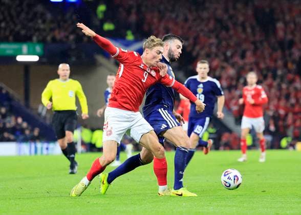 Scotland v Denmark 2026 FIFA World Cup, WM, Weltmeisterschaft, Fussball Qualifiers Rasmus H¿jlund of Denmark competes for the ball with Grant Hanley of Scotland during the 2026 FIFA World Cup Qualifiers Group C match at Hampden Park, Glasgow UK Newspapers OUT Copyright: xFredxPalmerx FIL-22515-0020