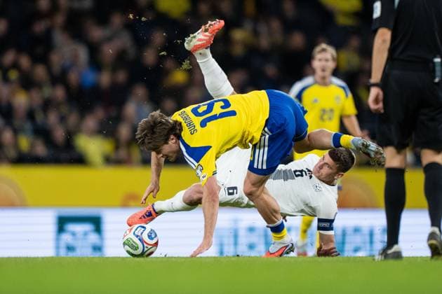 251118 Mattias Svanberg of Sweden and Jaka Bijol of Slovenia during the FIFA World Cup, WM, Weltmeisterschaft, Fussball Qualifier football match between Sweden and Slovenia on November 18, 2025 in Stockholm. Photo: Joel Marklund BILDBYRAN kod JM JM0752 bbeng fotboll football soccer fotball vm-kval fifa world cup qualifier sverige sweden sverige a slovenien slovenia Copyright: JOELxMARKLUND BB251118JM050