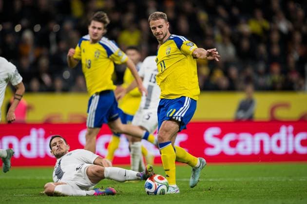 251118 Erik Janza of Slovenia and Gustav Lundgren of Sweden during the FIFA World Cup, WM, Weltmeisterschaft, Fussball Qualifier football match between Sweden and Slovenia on November 18, 2025 in Stockholm. Photo: Jesper Zerman BILDBYRAN kod JZ JM0752 bbeng fotboll football soccer fotball vm-kval fifa world cup qualifier sverige sweden sverige a slovenien slovenia Copyright: JESPERxZERMAN BB251118JZ056