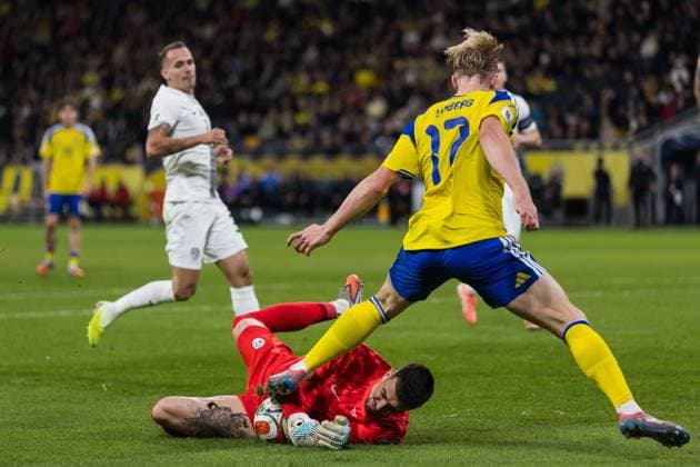 251118 Goalkeeper Igor Vekic of Slovenia and Isac Lidberg of Sweden during the FIFA World Cup, WM, Weltmeisterschaft, Fussball Qualifier football match between Sweden and Slovenia on November 18, 2025 in Stockholm. Photo: Tobias Sterner BILDBYRAN COP 254 JM0752 bbeng fotboll football soccer fotball vm-kval fifa world cup qualifier sverige sweden sverige a slovenien slovenia Copyright: TOBIASxSTERNER BB251118TS019