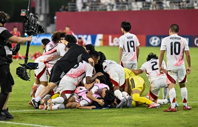 Korea DPR v Japan : Round of 16- FIFA U-17 World Cup Qatar 2025 The players of Japan celebrate their win following the penalty shoot out after the FIFA U-17 World Cup Qatar 2025 Round of 16 match between Korea DPR and Japan in Doha, Qatar, on November 18, 2025. DOHA Qatar Copyright: xNOUSHADxTHEKKAYILx