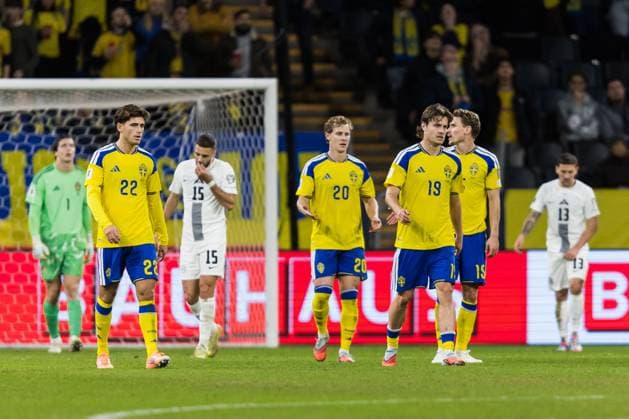 251118 Besfort Zeneli, Emil Krafth and Mattias Svanberg of Sweden look dejected after 0-1 during the FIFA World Cup, WM, Weltmeisterschaft, Fussball Qualifier football match between Sweden and Slovenia on November 18, 2025 in Stockholm. Photo: Tobias Sterner BILDBYRAN COP 254 JM0752 bbeng fotboll football soccer fotball vm-kval fifa world cup qualifier sverige sweden sverige a slovenien slovenia depp Copyright: TOBIASxSTERNER BB251118TS025