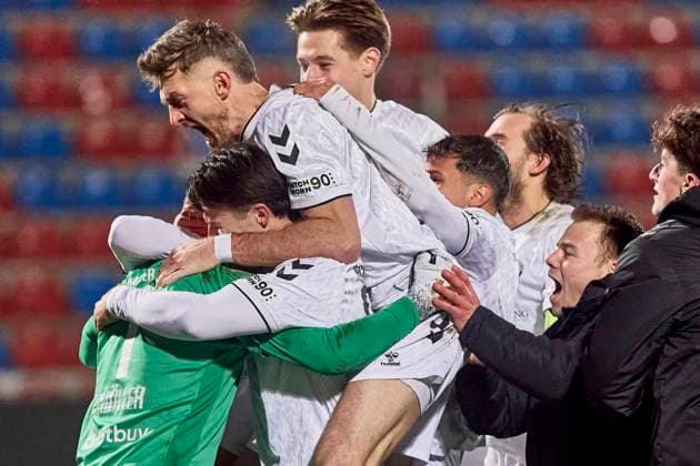 BFV-Verbandspokal (Viertelfinale), SpVgg Unterhaching vs SV Wacker Burghausen, Unterhaching SpVgg, Burghausen SV Wacker, Jubel (victory celebration) 2025-11-18 in München-Unterhaching (uhlsportPARK Unterhaching) Elfmeterschießen SCHÖLLER Markus (SV Wacker Burghausen Torwart (Nr.1) (SVW1)) sportworld München-Unterhaching uhlsportPARK Unterhaching Bayern Deutschland