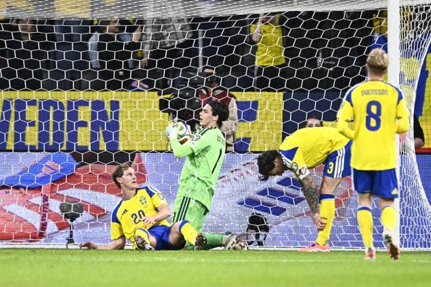 STOCKHOLM, SVERIGE 20251118 Sveriges malvakt Jacob Widell Zetterström med bollen efter att Slovenien gjort mal 0-1. Emil Krafth, Victor Nilsson Lindelöf och Daniel Svensson deppar under tisdagens VM-kvalmatch i grupp B mellan Sverige och Slovenien pa Strawberry arena. STOCKHOLM SVERIGE x10050x Copyright: xPontusxLundahl TTx VM-KVAL SVERIGE-SLOVENIEN