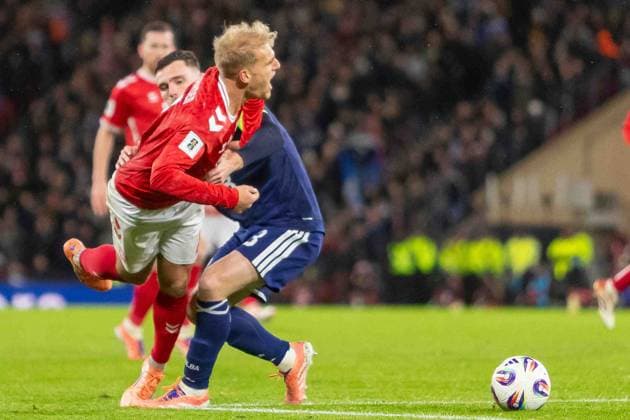 Scotland v Denmark 2026 FIFA World Cup, WM, Weltmeisterschaft, Fussball Qualifier 18 11 2025. Group C PENALTY! Gustav Isaksen of Denmark national team, Nationalteam goes down under the challenge from Andy Robertson of Scotland National Team on the edge of the box during the 2026 FIFA World Cup Qualifier match between Scotland and Denmark at Hampden Park, Glasgow, United Kingdom on 18 November 2025. Hampden Park The National Stadium Glasgow Scotland Editorial use only , Copyright: xColinxPoultneyx PSI-23224-0010