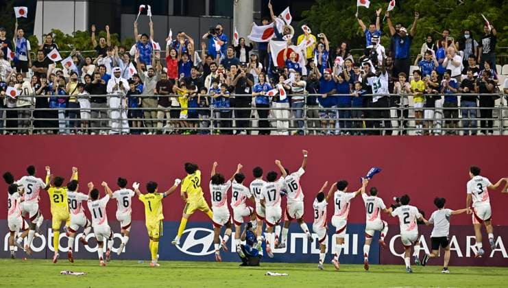 Korea DPR v Japan : Round of 16- FIFA U-17 World Cup Qatar 2025 The players of Japan celebrate their victory with the fans after the penalty shootout at the FIFA U-17 World Cup Qatar 2025 Round of 16 match between Korea DPR and Japan in Doha, Qatar, on November 18, 2025. DOHA Qatar Copyright: xNOUSHADxTHEKKAYILx