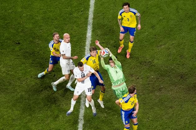 251118 Timi Elsnik of Slovenia against Carl Starfelt and goalkeeper Jacob Widell Zetterström of Sweden during the FIFA World Cup, WM, Weltmeisterschaft, Fussball Qualifier football match between Sweden and Slovenia on November 18, 2025 in Stockholm. Photo: Carl Sandin BILDBYRAN kod CS JM0752 bbeng fotboll football soccer fotball vm-kval fifa world cup qualifier sverige sweden sverige a slovenien slovenia Copyright: CARLxSANDIN BB251118CS017