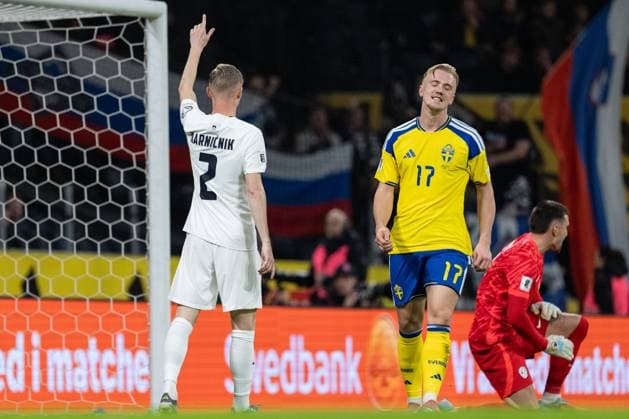251118 Gabriel Gudmundsson and Isac Lidberg of Sweden look dejected during the FIFA World Cup, WM, Weltmeisterschaft, Fussball Qualifier football match between Sweden and Slovenia on November 18, 2025 in Stockholm. Photo: Joel Marklund BILDBYRAN kod JM JM0752 bbeng fotboll football soccer fotball vm-kval fifa world cup qualifier sverige sweden sverige a slovenien slovenia depp Copyright: JOELxMARKLUND BB251118JM051