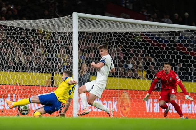251118 Gabriel Gudmundsson of Sweden against Jaka Bijol and goalkeeper Igor Vekic of Slovenia during the FIFA World Cup, WM, Weltmeisterschaft, Fussball Qualifier football match between Sweden and Slovenia on November 18, 2025 in Stockholm. Photo: Joel Marklund BILDBYRAN kod JM JM0752 bbeng fotboll football soccer fotball vm-kval fifa world cup qualifier sverige sweden sverige a slovenien slovenia Copyright: JOELxMARKLUND BB251118JM055