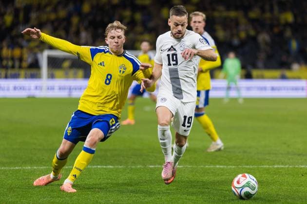 251118 Daniel Svensson of Sweden and Tomi Horvat of Slovenia during the FIFA World Cup, WM, Weltmeisterschaft, Fussball Qualifier football match between Sweden and Slovenia on November 18, 2025 in Stockholm. Photo: Tobias Sterner BILDBYRAN COP 254 JM0752 bbeng fotboll football soccer fotball vm-kval fifa world cup qualifier sverige sweden sverige a slovenien slovenia Copyright: TOBIASxSTERNER BB251118TS028