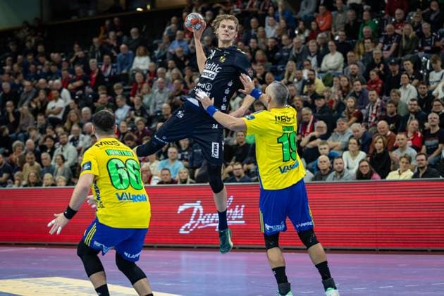 FLENSBURG, GERMANY - NOVEMBER 18: Thilo Knutzen (SG Flensburg-Handewitt, 34) against Radu Alexandru Lazar (AHC Potaissa Turda, 01) during the EHF European League match between SG Flensburg-Handewitt vs AHC Potaissa Turda at GP JOULE Arena Flensburg on Matchday 4 of the Group Matches Group A on November 18, 2025 in Flensburg, Germany. Schleswig-Holstein Germany Copyright: xBEAUTIFULxSPORTS MarioxM.xKobergx