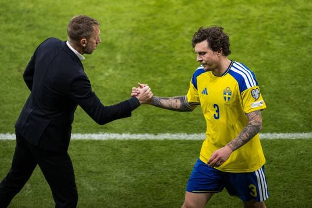 251118 Head coach Graham Potter and Victor Nilsson Lindelöf of Sweden during the FIFA World Cup, WM, Weltmeisterschaft, Fussball Qualifier football match between Sweden and Slovenia on November 18, 2025 in Stockholm. Photo: Carl Sandin BILDBYRAN kod CS JM0752 bbeng fotboll football soccer fotball vm-kval fifa world cup qualifier sverige sweden sverige a slovenien slovenia Copyright: CARLxSANDIN BB251118CS020