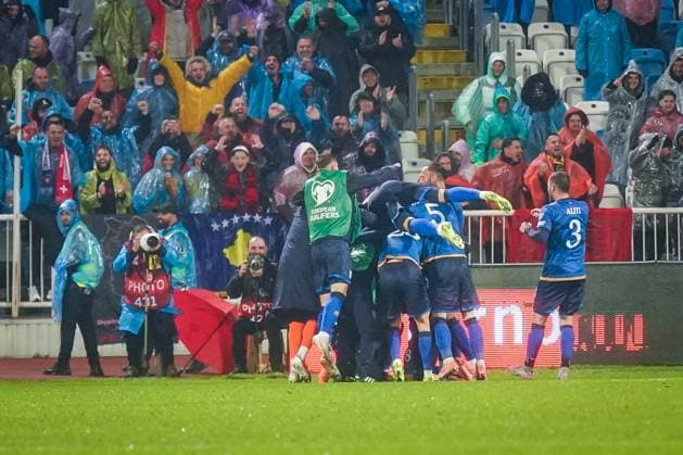 Fussball WM-Qualifikation 2025 26, 10. Spieltag - Kosovo vs Schweiz - Fadil-Vokrri-Stadion (Pristina): Tor und Torjubel zum 1:1 durch Florent Muslija (Kosovo, 8) Freude, Emotionen, Jubel Pristina Kosovo Copyright: xJOERANxSTEINSIEKx