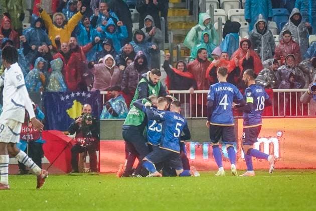 Fussball WM-Qualifikation 2025 26, 10. Spieltag - Kosovo vs Schweiz - Fadil-Vokrri-Stadion (Pristina): Tor und Torjubel zum 1:1 durch Florent Muslija (Kosovo, 8) Freude, Emotionen, Jubel Pristina Kosovo Copyright: xJOERANxSTEINSIEKx
