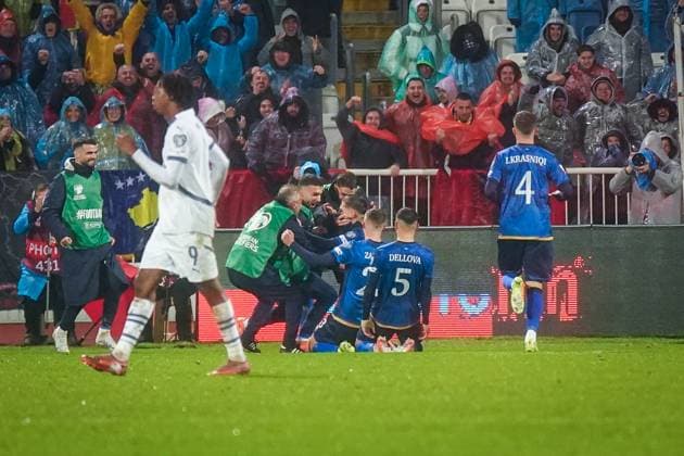 Fussball WM-Qualifikation 2025 26, 10. Spieltag - Kosovo vs Schweiz - Fadil-Vokrri-Stadion (Pristina): Tor und Torjubel zum 1:1 durch Florent Muslija (Kosovo, 8) Freude, Emotionen, Jubel Pristina Kosovo Copyright: xJOERANxSTEINSIEKx
