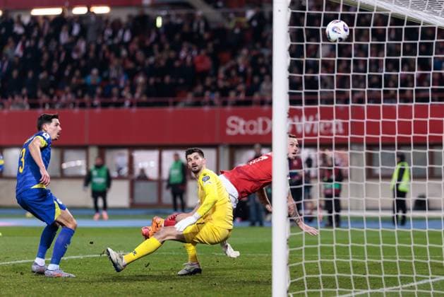 SOCCER - FIFA WC quali, AUT vs BIH VIENNA,AUSTRIA,18.NOV.25 - FIFA World Cup, WM, Weltmeisterschaft, Fussball 2026, European Qualifiers, group stage, OEFB international match, Länderspiel, Nationalmannschaft Austria vs Bosnia and Herzegovina. Image shows Nikola Vasilj (BIH) and Marko Arnautovic (AUT). GEPAxpictures xArminxRauthner