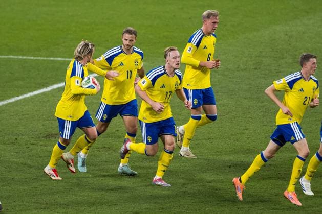 251118 Gustav Lundgren of Sweden celebrates with Emil Forsberg after 1-1 during the FIFA World Cup, WM, Weltmeisterschaft, Fussball Qualifier football match between Sweden and Slovenia on November 18, 2025 in Stockholm. Photo: Carl Sandin BILDBYRAN kod CS JM0752 bbeng fotboll football soccer fotball vm-kval fifa world cup qualifier sverige sweden sverige a slovenien slovenia jubel Copyright: CARLxSANDIN BB251118CS021