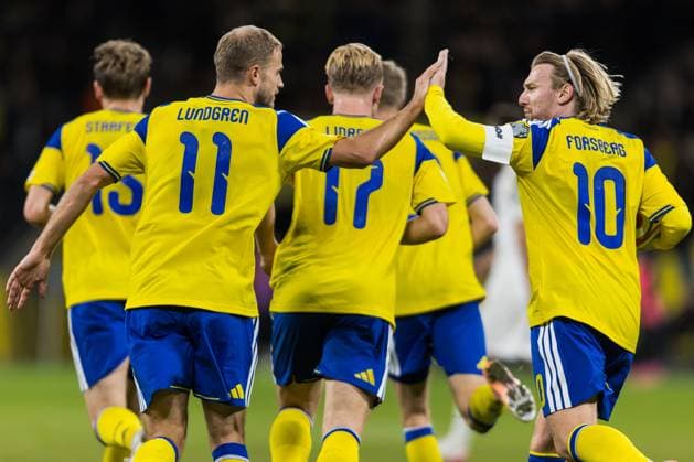 251118 Gustav Lundgren of Sweden celebrates with Emil Forsberg after 1-1 during the FIFA World Cup, WM, Weltmeisterschaft, Fussball Qualifier football match between Sweden and Slovenia on November 18, 2025 in Stockholm. Photo: Tobias Sterner BILDBYRAN COP 254 JM0752 bbeng fotboll football soccer fotball vm-kval fifa world cup qualifier sverige sweden sverige a slovenien slovenia jubel Copyright: TOBIASxSTERNER BB251118TS031