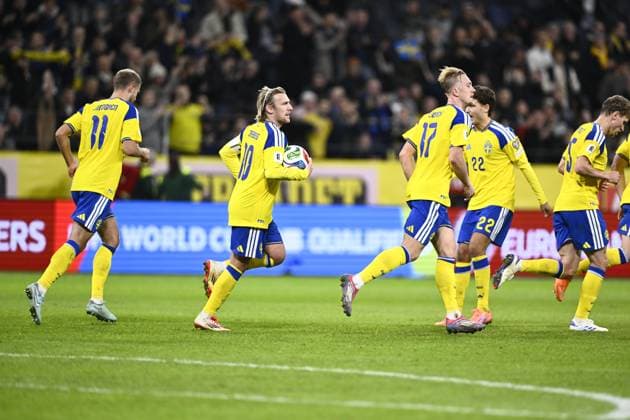 STOCKHOLM, SVERIGE 20251118 Jubel i Sverige efter mal och kvittering till 1-1 av 11 Gustav Lundgren, Emil Forsberg med bollen och Isac Lidberg till höger under tisdagens VM-kvalmatch i grupp B mellan Sverige och Slovenien pa Strawberry arena. STOCKHOLM SVERIGE x10050x Copyright: xPontusxLundahl TTx VM-KVAL SVERIGE-SLOVENIEN