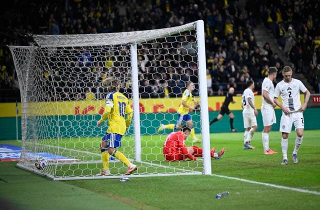 STOCKHOLM, SVERIGE 20251118 Sveriges Emil Forsberg hämtar bollen i Sloveniens mal bakom malvakten Igor VekiÄ‡ efter att Sveriges 11 Gustav Lundgren kvitterat till 1-1 under tisdagens VM-kvalmatch i grupp B mellan Sverige och Slovenien pa Strawberry arena. STOCKHOLM SVERIGE x10050x Copyright: xPontusxLundahl TTx VM-KVAL SVERIGE-SLOVENIEN