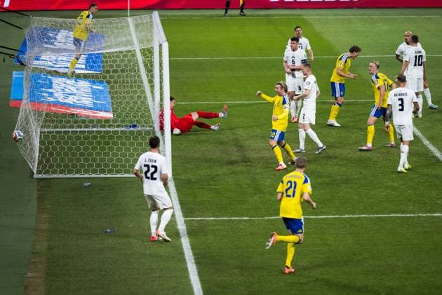 251118 Emil Forsberg, Carl Starfelt, Isac Lidberg and Gustav Lundgren of Sweden celebrate after 1-1 scored by Gustav Lundgren (not pictured) during the FIFA World Cup, WM, Weltmeisterschaft, Fussball Qualifier football match between Sweden and Slovenia on November 18, 2025 in Stockholm. Photo: Johanna Säll BILDBYRAN kod JL JM0752 bbeng fotboll football soccer fotball vm-kval fifa world cup qualifier sverige sweden sverige a slovenien slovenia jubel Copyright: JOHANNAxSÄLL BB251118BB597