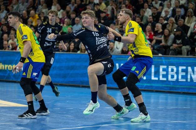 FLENSBURG, GERMANY - NOVEMBER 18: battling at the circle Moritz Frederik Detlefsen (SG Flensburg-Handewitt, 18), Mateusz Piechowski (AHC Potaissa Turda, 01) during the EHF European League match between SG Flensburg-Handewitt vs AHC Potaissa Turda at GP JOULE Arena Flensburg on Matchday 4 of the Group Matches Group A on November 18, 2025 in Flensburg, Germany. Schleswig-Holstein Germany Copyright: xBEAUTIFULxSPORTS MarioxM.xKobergx