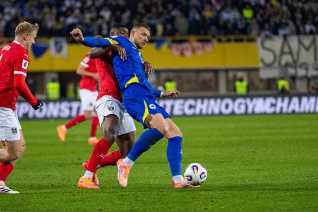 SOCCER - FIFA WC quali, AUT vs BIH VIENNA,AUSTRIA,18.NOV.25 - FIFA World Cup, WM, Weltmeisterschaft, Fussball 2026, European Qualifiers, group stage, OEFB international match, Länderspiel, Nationalmannschaft Austria vs Bosnia and Herzegovina. Image shows Kevin Danso (AUT) and Edin Dzeko (BIH). GEPAxpictures xPhilippxBrem