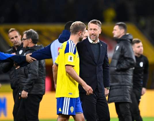 STOCKHOLM, SWEDEN 20251118 Swedish national team, Nationalteam captain Graham Potter thanks goal scorer Gustav Lundgren after Tuesday s World Cup qualifying match in Group B between Sweden and Slovenia at Strawberry arena, Stockholm, Sweden 18 November 2025. STOCKHOLM SWEDEN x10050x