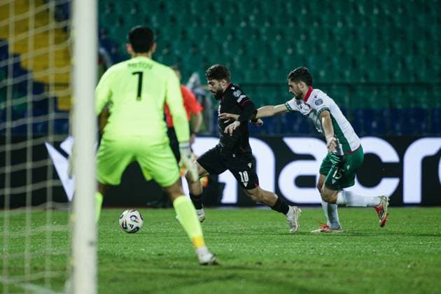 CALCIO - FIFA Mondiali - Qualifiers - Bulgaria vs Georgia Georgia s Zuriko Davitashvili in action against Bulgaria s Stefan Velkov during the FIFA World Cup, WM, Weltmeisterschaft, Fussball qualifiers game between Bulgaria and Georgia - Vasil Levski stadium in Sofia, Bulgaria on November 18, 2025 Sofia Bulgaria  Copyright: xIPAxSport ABACAx
