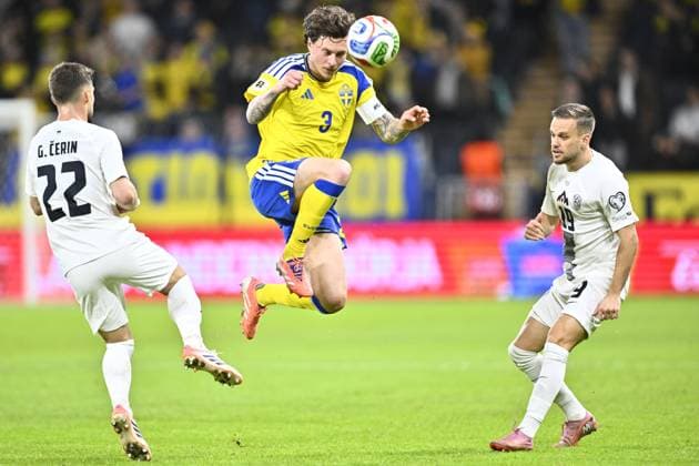 STOCKHOLM, SVERIGE 20251118 Sveriges Victor Nilsson Lindelöf mellan Sloveniens Adam Gnezda Äaerin och Tomi Horvat under tisdagens VM-kvalmatch i grupp B mellan Sverige och Slovenien pa Strawberry arena. STOCKHOLM SVERIGE x10050x Copyright: xPontusxLundahl TTx VM-KVAL SVERIGE-SLOVENIEN