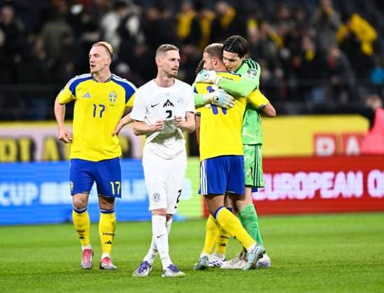 STOCKHOLM, SVERIGE 20251118 Sveriges malvakt Jacob Widell Zetterström kramar om malskytten Gustav Lundgren efter tisdagens VM-kvalmatch i grupp B mellan Sverige och Slovenien pa Strawberry arena. Sveriges Isac Lidberg och Sloveniens Å½an KarniÄnik till höger. STOCKHOLM SVERIGE x10050x Copyright: xPontusxLundahl TTx VM-KVAL SVERIGE-SLOVENIEN