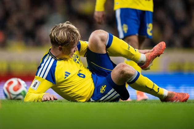 251118 Daniel Svensson of Sweden in pain during the FIFA World Cup, WM, Weltmeisterschaft, Fussball Qualifier football match between Sweden and Slovenia on November 18, 2025 in Stockholm. Photo: Joel Marklund BILDBYRAN kod JM JM0752 bbeng fotboll football soccer fotball vm-kval fifa world cup qualifier sverige sweden sverige a slovenien slovenia skada Copyright: JOELxMARKLUND BB251118JM071