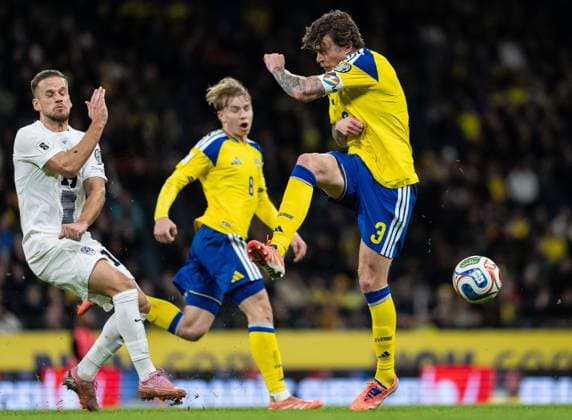 251118 Tomi Horvat of Slovenia and Victor Nilsson Lindelöf of Sweden during the FIFA World Cup, WM, Weltmeisterschaft, Fussball Qualifier football match between Sweden and Slovenia on November 18, 2025 in Stockholm. Photo: Joel Marklund BILDBYRAN kod JM JM0752 bbeng fotboll football soccer fotball vm-kval fifa world cup qualifier sverige sweden sverige a slovenien slovenia Copyright: JOELxMARKLUND BB251118JM072