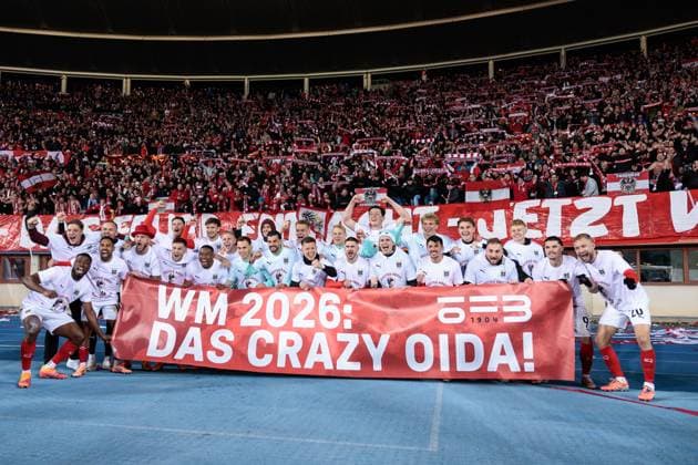SOCCER - FIFA WC quali, AUT vs BIH VIENNA,AUSTRIA,18.NOV.25 - FIFA World Cup, WM, Weltmeisterschaft, Fussball 2026, European Qualifiers, group stage, OEFB international match, Länderspiel, Nationalmannschaft Austria vs Bosnia and Herzegovina. Image shows the rejoicing and fans of AUT. GEPAxpictures xArminxRauthner