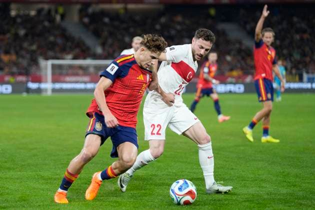 November 18, 2025, Sevilla, Sevilla, Spain: Fermin Lopez of Spain and Mustafa Eskihellac of Turkey in action during the FIFA World Cup, WM, Weltmeisterschaft, Fussball 2026 qualifier football match, Group E, played between Spain and Turkey at Estadio de La Cartuja on November 18, 2025 in Sevilla, Spain. Sevilla Spain - ZUMAa181 20251118_zaa_a181_199 Copyright: xJoaquinxCorcherox