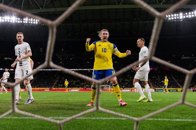 251118 Emil Forsberg of Sweden celebrates as Gustav Lundgren (not pictured) score 1-1 during the FIFA World Cup, WM, Weltmeisterschaft, Fussball Qualifier football match between Sweden and Slovenia on November 18, 2025 in Stockholm. Photo: Jesper Zerman BILDBYRAN kod JZ JM0752 bbeng fotboll football soccer fotball vm-kval fifa world cup qualifier sverige sweden sverige a slovenien slovenia jubel Copyright: JESPERxZERMAN BB251118JZ080