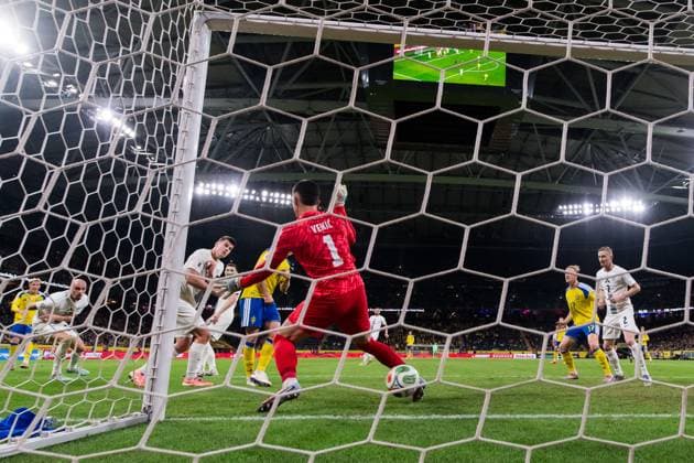 251118 goalkeeper Igor Vekic of Slovenia lets in 1-1 by Gustav Lundgren of Sweden (not pictured) during the FIFA World Cup, WM, Weltmeisterschaft, Fussball Qualifier football match between Sweden and Slovenia on November 18, 2025 in Stockholm. Photo: Jesper Zerman BILDBYRAN kod JZ JM0752 bbeng fotboll football soccer fotball vm-kval fifa world cup qualifier sverige sweden sverige a slovenien slovenia Copyright: JESPERxZERMAN BB251118JZ081