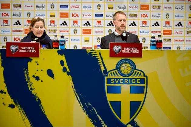 STOCKHOLM, SVERIGE 20251119 Fotbullsförbundets presschef Petra ThorÃ n och förbundskapten Graham Potter pa pressträffen efter tisdagens VM-kvalmatch i grupp B mellan Sverige och Slovenien pa Strawberry arena. STOCKHOLM SVERIGE x10050x Copyright: xPontusxLundahl TTx VM-KVAL SVERIGE-SLOVENIEN