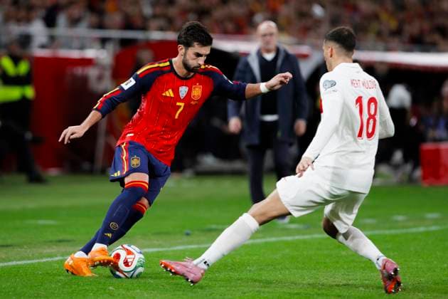 FIFA World Cup, WM, Weltmeisterschaft, Fussball 2026 qualifier - Spain vs Bulgaria SEVILLA, SPAIN - November 18:Ferran Torres of Spain anxc Mert Muldur of Turkey in action during the FIFA World Cup 2026 qualifier match between Spain and Turquey at La Cartuja Stadium. (Photo by Guille Martinez f22photo) Sevilla La cartuja Stadium Spain Copyright: xGuillermoxMartinezx
