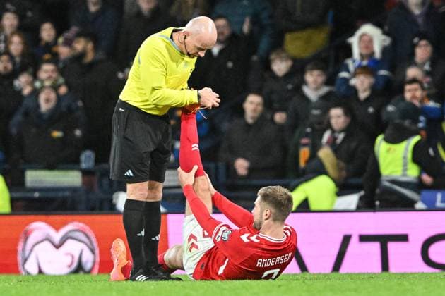 Sport Bilder des Tages Scotland v Denmark 2026 FIFA World Cup, WM, Weltmeisterschaft, Fussball Qualifiers Joachim Andersen of Denmark receives treatment from the match referee during the 2026 FIFA World Cup Qualifiers Group C match at Hampden Park, Glasgow UK Newspapers OUT Copyright: xJamiexJohnstonx FIL-22514-0087