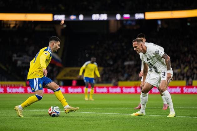 251118 Roony Bardghji of Sweden and Jure Balkovec of Slovenia during the FIFA World Cup, WM, Weltmeisterschaft, Fussball Qualifier football match between Sweden and Slovenia on November 18, 2025 in Stockholm. Photo: Jesper Zerman BILDBYRAN kod JZ JM0752 bbeng fotboll football soccer fotball vm-kval fifa world cup qualifier sverige sweden sverige a slovenien slovenia Copyright: JESPERxZERMAN BB251118JZ090