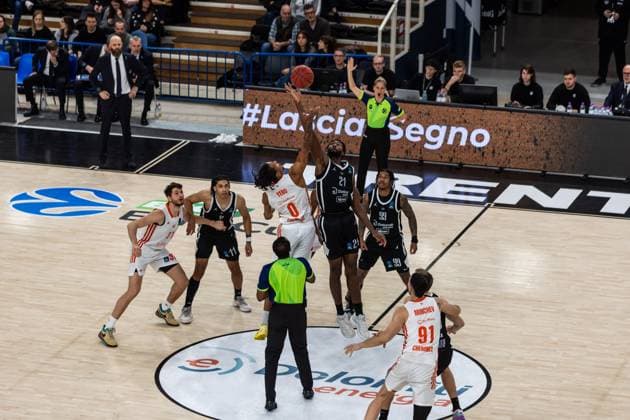 ITA, BKT EuroCup, Saison 2025 2026, Dolomiti Energia Trento - Niners Chemnitz. 18.11.2025, BTS Arena, Trento, ITA, BKT EuroCup, Saison 2025 2026, Dolomiti Energia Trento - Niners Chemnitz. Tipp off, Kevin Yebo (Niners Chemnitz, 0), Selom Mawugbe (Tolomiti Energia Trento 21) Foto Alexander Trienitz Trento BTS Arena Autonome Provinz Trient Italien