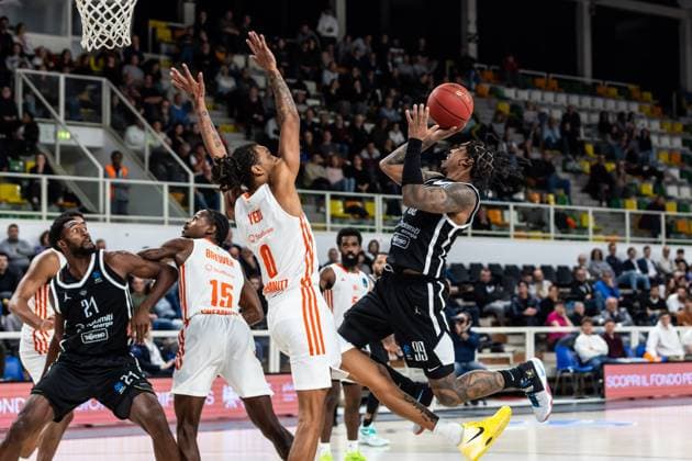 ITA, BKT EuroCup, Saison 2025 2026, Dolomiti Energia Trento - Niners Chemnitz. 18.11.2025, BTS Arena, Trento, ITA, BKT EuroCup, Saison 2025 2026, Dolomiti Energia Trento - Niners Chemnitz. Khalif Battle (Tolomiti Energia Trento 99), Kevin Yebo (Niners Chemnitz, 0) Foto Alexander Trienitz Trento BTS Arena Autonome Provinz Trient Italien