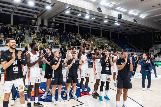 ITA, BKT EuroCup, Saison 2025 2026, Dolomiti Energia Trento - Niners Chemnitz. 18.11.2025, BTS Arena, Trento, ITA, BKT EuroCup, Saison 2025 2026, Dolomiti Energia Trento - Niners Chemnitz. Team Niners Chemnitz jubelt Foto Alexander Trienitz Trento BTS Arena Autonome Provinz Trient Italien