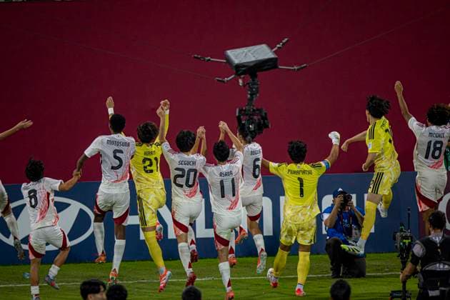 WM Fussball FIFA U17, U 17 U 17 Weltmeisterschaft Katar 2025, Nordkorea vs Japan - Achtelfinale: Freude, Emotionen, Jubel nach dem Sieg im Elfmeterschiessen bei Japan Copyright: xRedhaxHosnixSegganix