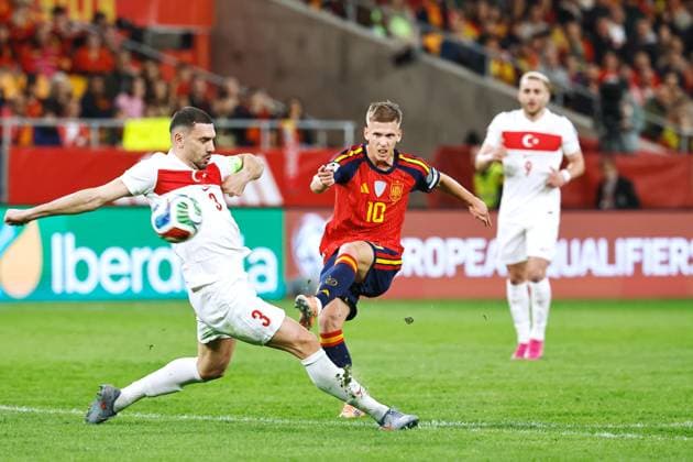 (L-R) Marih Demiral (TUR), Dani Olmo (ESP), NOVEMBER 18, 2025 - Football Soccer : The 2026 FIFA World Cup, WM, Weltmeisterschaft, Fussball European qualifiers Group E match between Spain - Turkey at the Estadio La Cartuja de Sevilla in Sevilla, Spain. Noxthirdxpartyxsale  aflo_310854773