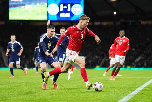 World Cup Qualification: Scotland V Denmark November 18 2025: Rasmus Hoejlund of Denmark controls the ball during a World Cup Qualification game, Scotland v Denmark , Hamden , Glasgow, Scotland. Kim Price CSM (Credit Image: Â Kim Price Cal Media) Glasgow Scotland EDITORIAL USE ONLY Copyright: xx ZUMA-20251118_zma_c04_101.jpg KimxPricex csmphotothree445018