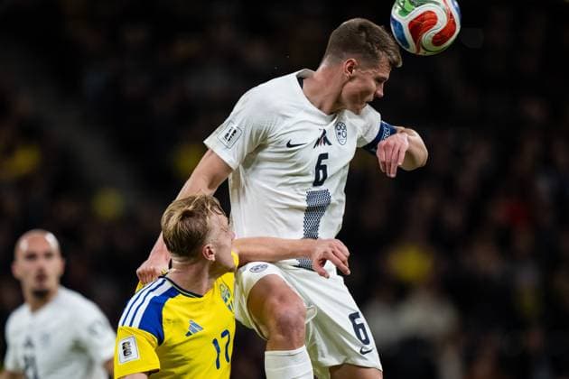 251118 Isac Lidberg of Sweden and Jaka Bijol of Slovenia during the FIFA World Cup, WM, Weltmeisterschaft, Fussball Qualifier football match between Sweden and Slovenia on November 18, 2025 in Stockholm. Photo: Joel Marklund BILDBYRAN kod JM JM0752 bbeng fotboll football soccer fotball vm-kval fifa world cup qualifier sverige sweden sverige a slovenien slovenia Copyright: JOELxMARKLUND BB251118JM144