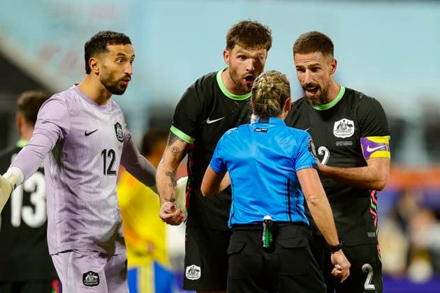 Sport Bilder des Tages November 18, 2025: During the game, Australia defender Milos Degenek 2 argues against a red card in the second half in an International Friendly, Länderspiel, Nationalmannschaft match between Colombia and Australia at Citi Field in Queens, New York. Colombia defeats Australia 3-0. Cal Media - ZUMAc04_ 20251118_zma_c04_300 Copyright: xShaquanxWoodyx